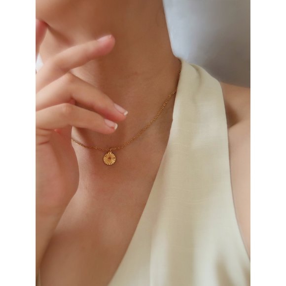 NEW 18K Gold Plated Textured Round Coin Necklace - Picture 2 of 10